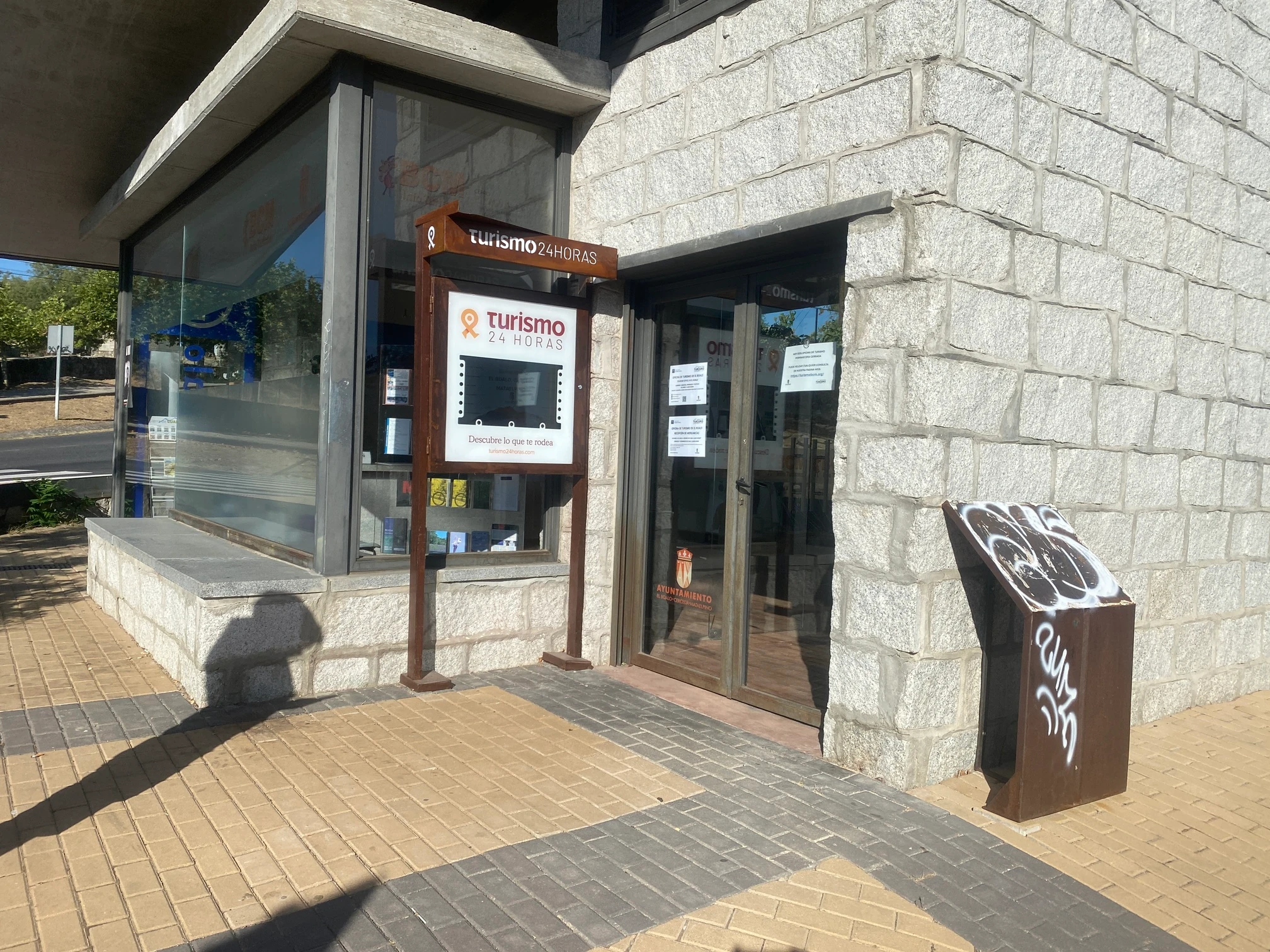 Kiosco turístico en pueblo de montaña