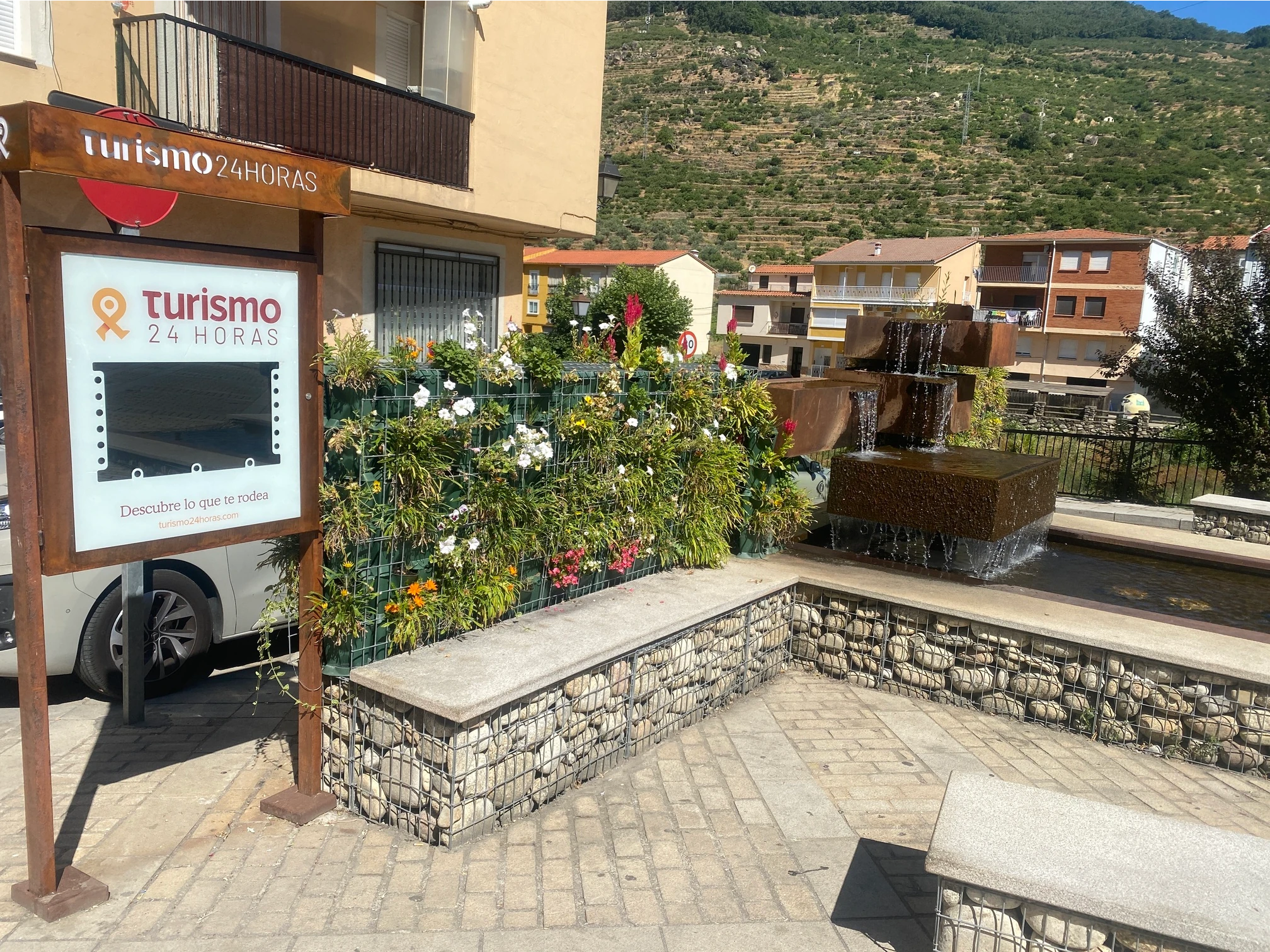 Kiosco digital instalado en plaza de pueblo